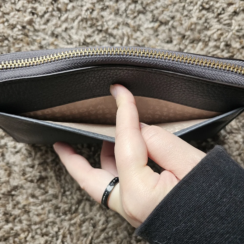 KATE SPADE Gray Grain Leather Wallet with Gold LOGO‎ PLATE